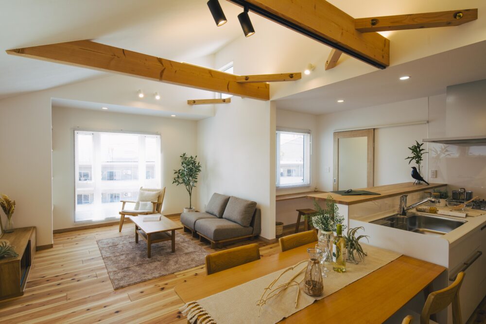 勾配天井のある2階リビングの家