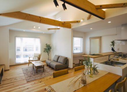 勾配天井のある2階リビングの家