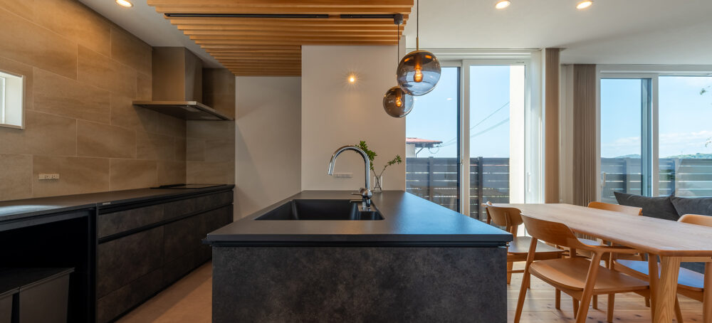 海の見える高台の家