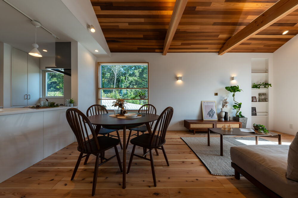 緑に癒される2階リビングの家