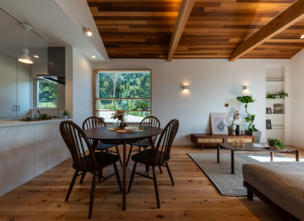 緑に癒される2階リビングの家